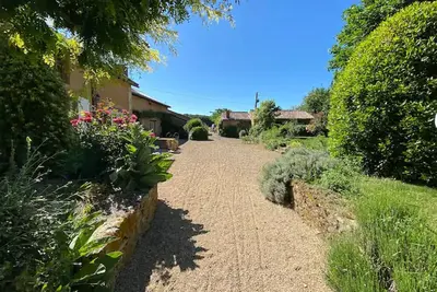 Image de Très belle maison avec beau jardin et pittoresques étang privé.