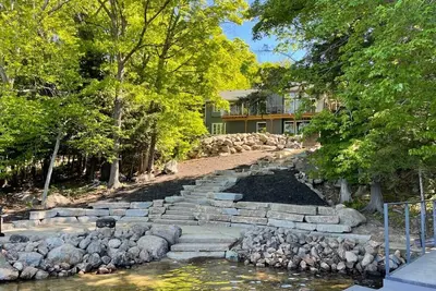 Image de Mirror Mirror! Fabulous newly renovated 8 bedroom Muskoka cottage
