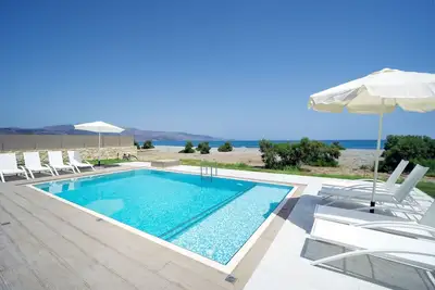 Image de Beach Villa East, avec 4 chambres, piscine privée, à 30 mètres de la plage