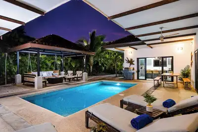 Image de Villa w/ Private Pool, Gym Access & Beach Club Access - 5-Min Drive to Beach