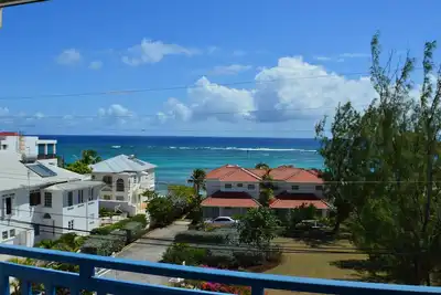 Image de Plage de sable blanc et de sports nautiques à Seawinds Apartment!