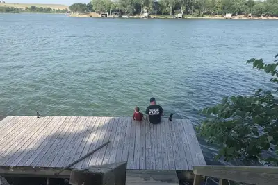 Image de Lake front house on deep waters of Lake Wabaunsee, Alma Kansas.