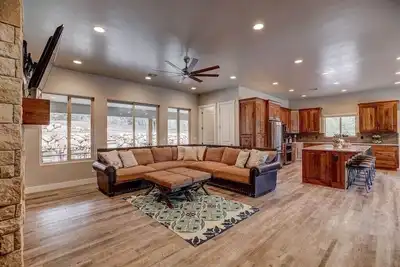 Image de Spacious, Private Hot Tub, 6 bedrooms 5 Ensuite Bathrooms. 7th night Free!