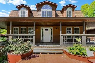 Image de Luxury Lodge w\/ Gourmet Kitchen, Hot Tub & Wood Burning Fireplace! Pet Friendly