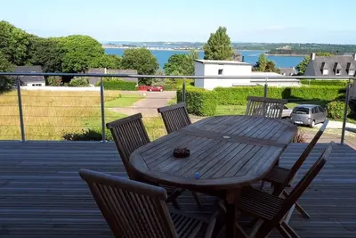 Image de maison avec terrasse vue mer