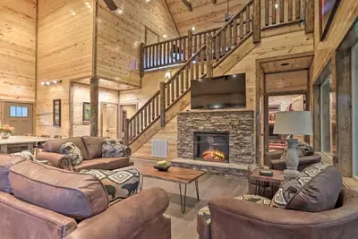 Image de Luxury Smoky Mountain Cabin, Indoor Pool, Theater & Hot Tub, Sleep 12 w/ Game Room, Fireplaces & Dog-Friendly Comfort, Private Deck w/ Mountain Views, Minutes to Dollywood, Gatlinburg & Great Smoky Mountains National Park, 24 Hr Hospitality