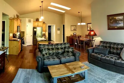 Image de Peaceful, 3bed/3ba Townhome - Private Hot Tub! National Forest access.