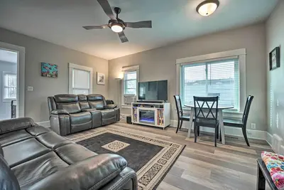 Image de Home 1 Block to Lake w/ Private Beach Access!