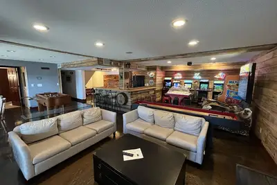 Image de Massive Lakefront Cabin in Pillsbury Forest