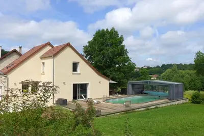 Image de Gîte haut de gamme avec piscine privée, salle de jeux et équipements pour un séjour tout confort.