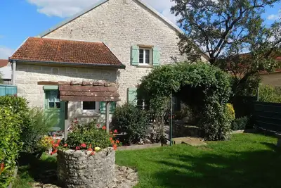 Image de Charmant gîte familial avec terrasse, garage et jardin clos à Pont-la-Ville