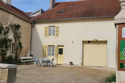 Image de Gîte spacieux rénové avec jardin clos, 4 chambres, garage, proche de Chaumont.