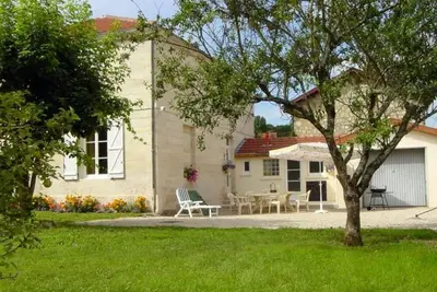 Image de Gîte de charme près du lac du Der avec jardin clos, 4 chambres, parking privé, et équipements modernes
