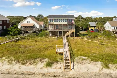 Image de Large Oceanfront Home - Multiple Ocean View Decks & 2 Living Areas