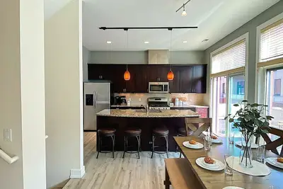 Image de Old Market Townhome w\/ 2 King Suites+Garage+View