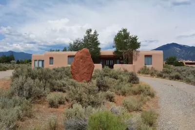 Image de Casa Del Prado 3 Bedroom \/ 3 bath beautiful Views from a sage covered meadow.