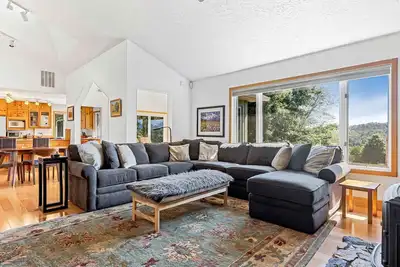 Image de Modern Mountain Home 20 minutes from Asheville
