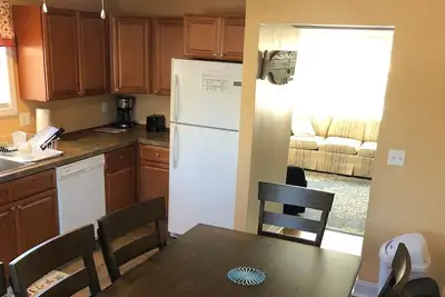 Image de Quiet North End - Three Bedroom Unit, Super Spacious + Off Street Parking!