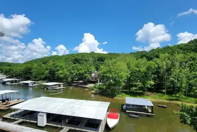 Image de Beautiful lakefront house - calm cove, boat slip, amazing views, best location!