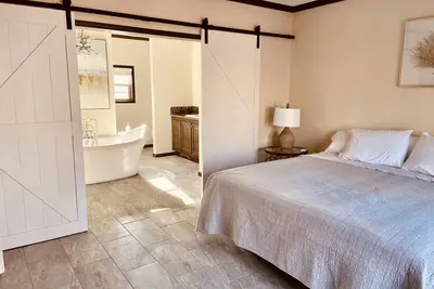 Image de New Design Farmhouse for couple getaway large deck soaking tub w shower