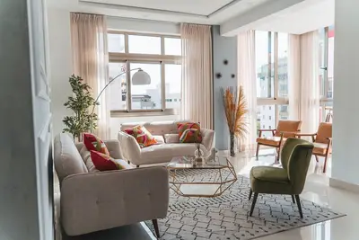 Image de Bright & Spacious Apt In City central Getaway