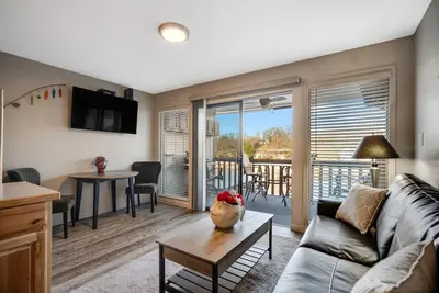 Image de Total Refurbished Lake Condo