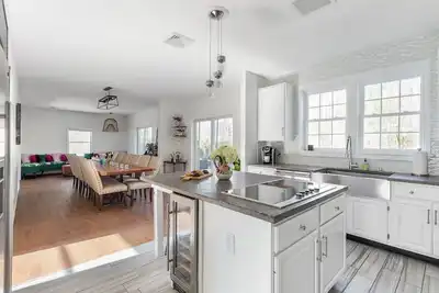 Image de Traditional Immaculate Updated Home- Heated Pool, Gym, Yard- Close to Eh and Sag