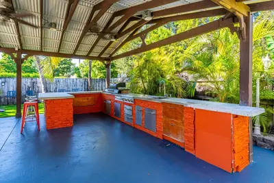 Image de 3 Bedrooms Miami Home with Pool and Summer Kitchen Close to Design District