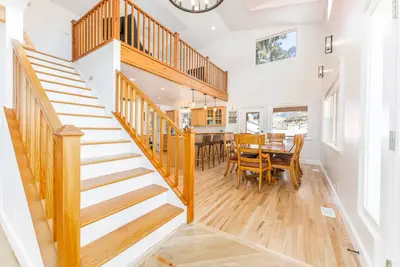 Image de Spacious Lakeside Home: Walk to Beach, Wineries, and Downtown! Ample Parking!