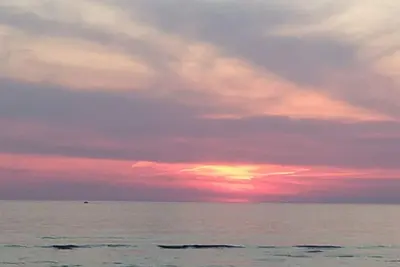 Image de All New Seahorse Bay Cottage walk to bay beach and view world famous sunsets!