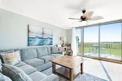 Image de Gulf-front condo with pool & tennis court access, W/D, & Ac