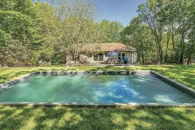 Image de Sag Harbor home with heated pool and walking distance to beach