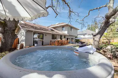 Image de Jasmine by AvantStay | Entertainers Paradise w/ Hot Tub, Pool Table & Large Patio