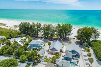 Image de Fun in the Sun 😎 | Gulf front, steps to the sand, 4-bed with spectacular views!