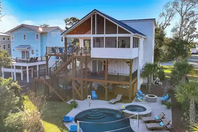 Image de Farmhouse at Turtle Creek: Beautiful, 3-Story, Custom Home with Decks Galore! Sh