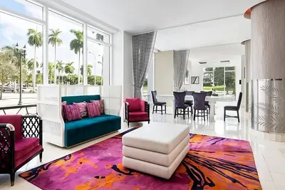 Image de Ideal Location! 3 Family-Friendly Rooms, Skyline Serenity, Private Parking