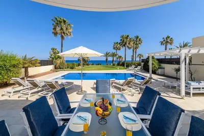 Image de Royal Beachfront Villa - Steps from the Beach