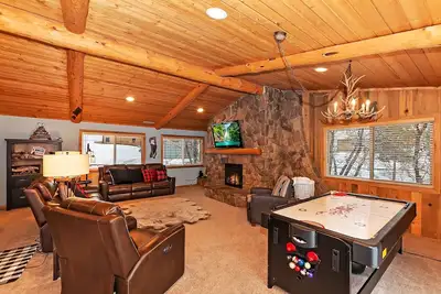 Image de Stellar by Starlight by Destination Big Bear : Luxury Moonridge Setting with Breathtaking Mountain Views! Air Hockey!