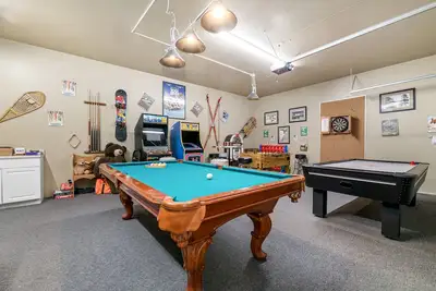 Image de Hot Tub! Cute Log Cabin! Excellent Game Room Outdoor Fire pit!