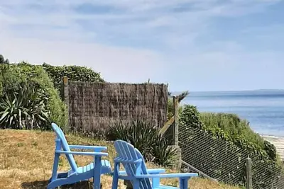 Image de Belle villa neuve contemporaine, directement sur mer face à la  plage d'Ezer