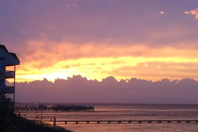 Image de Waterfront Beach Condo Sits on Sound. Fishing Pier, Pool, Boats Welcome