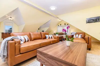 Image de New - Downtown Private Loft w/ Deck & Work Space