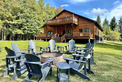 Image de Luxe Log Cabin 3bd/4ba - Torch Lake Views, Private Trails & Premier Golf Nearby