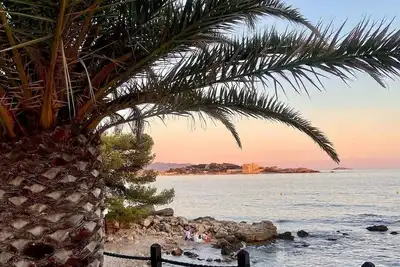Image de Tout à pied, logement en bord de mer avec parking et terrasse