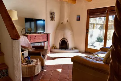 Image de Cute as a button downtown condo with hot tub
