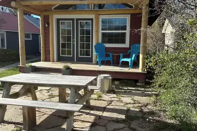 Image de Downtown Cozy Red Cabin