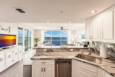 Image de Southern Comfort - Updated Waterfront Condo