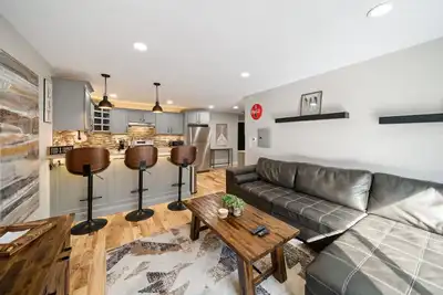 Image de Pet-Friendly 2 Bedroom Suite Near Uww Campus, Kettle Moraine, and Starin Park!