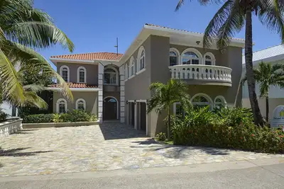 Image de Casa Del Sol, 4 Bedroom oceanfront villa in West Bay