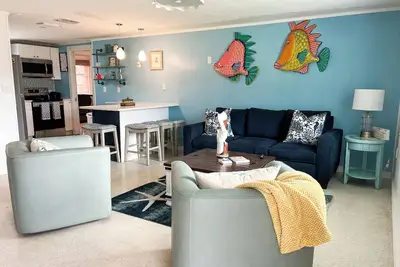 Image de Beautiful Home, On The Key🏝️ FreeBikes, BeachChairs, FirePit, Kayaks, Newly Renovated